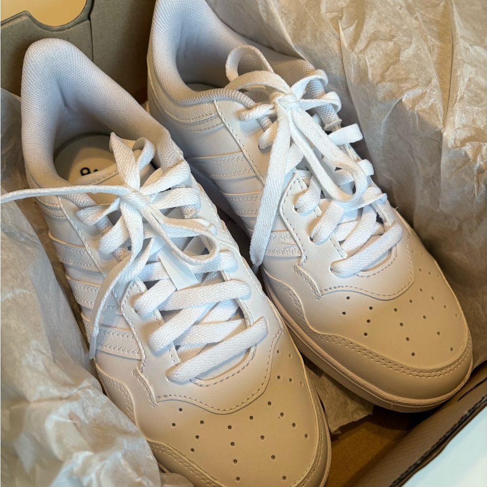 Women’s Adidas Hoop 4.0 size 7 white  NEW